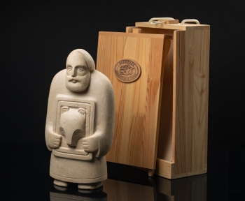 Скульптура "Пермский мужик". Уральский поделочный камень; упаковка: деревянный ящик